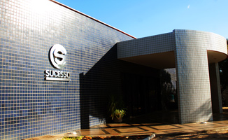 Para atender à demanda crescente de reformas e construção de novas lojas, é fundada a Construtora Sucesso. Logo a empresa é reconhecida pela qualidade nos serviços e passa a atuar na construção civil e em obras públicas por todo o Brasil.